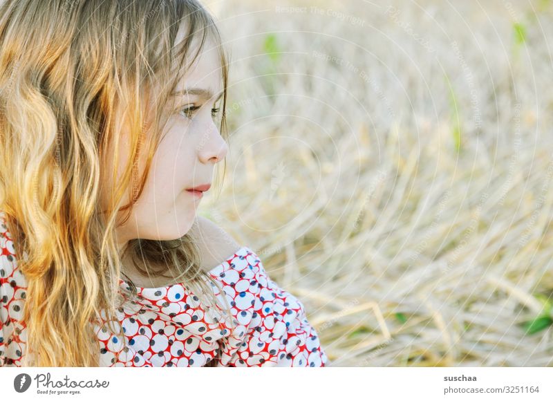 mädchen (4) Kind Mädchen mädchenhaft lieblich schön süß weich hell sommerlich leicht Porträt Gesicht Blick Blick zur Seite Profil Sonnenlicht Außenaufnahme