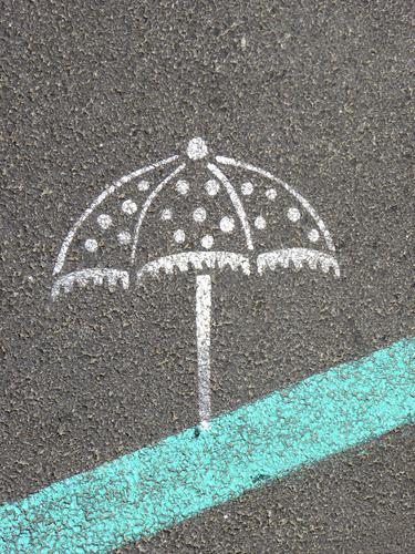 schönen sonnigen Sonntag! Sonnenschirm Regenschirm Straße Asphalt Malerei aufgemalt Straßenmarkierung Sommer gepunktet Punkte Außenaufnahme Schutz grau Wetter