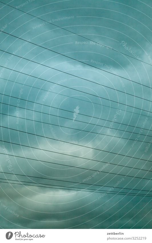 Stromleitung Energiewirtschaft Elektrizität Kabel Leitung Hochspannungsleitung Stromkraftwerke Dämmerung Froschperspektive Himmel Himmel (Jenseits) Wolken
