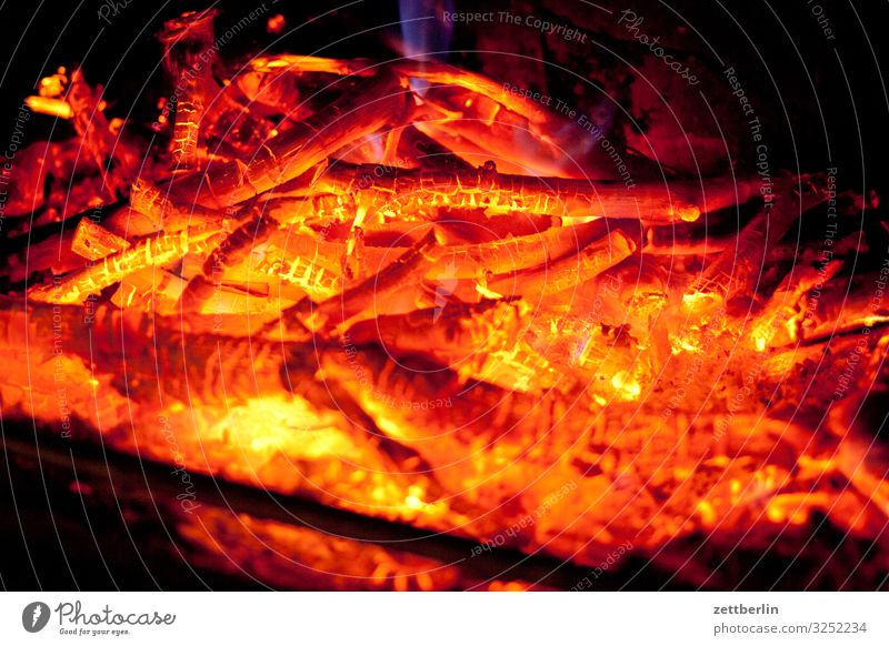 Feuer im Ofen Herd & Backofen Ofenheizung Kamin Brand Kaminfeuer heizen Heizung Kohlendioxid heiß Wärme brennen Glut weißglut Häusliches Leben Wohnung Winter