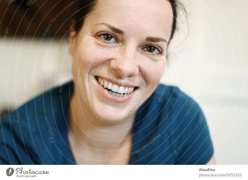 Portrait einer jungen Frau die lächelt Stil Freude schön Wohlgefühl Wohnung Küche Junge Frau Jugendliche Erwachsene 30-45 Jahre T-Shirt schwarzhaarig Lächeln