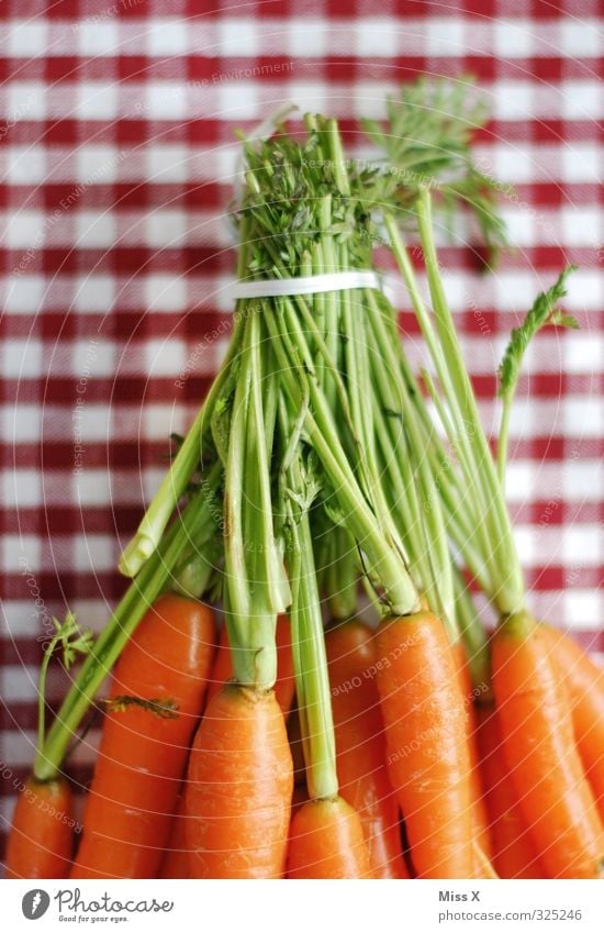 Möhrchen Lebensmittel Gemüse Ernährung Bioprodukte Vegetarische Ernährung frisch Gesundheit lecker Möhre Bündel Karottengrün orange kariert Zutaten