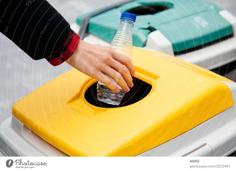 Kunststoff-Recycling auf der Straße Flasche Frau Erwachsene Hand Umwelt Container Freundlichkeit gelb Menschen eine Putten Werfen Müll Abfall Behälter