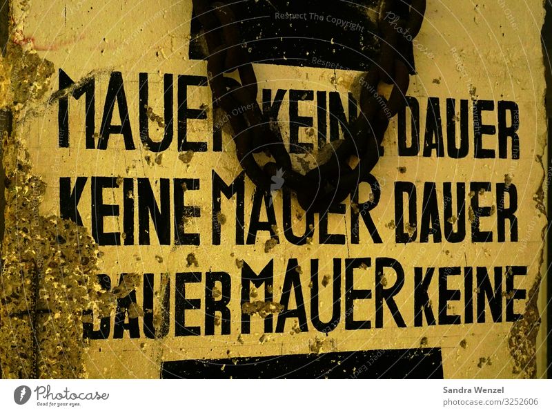 Mauer Mensch Ausstellung Berlin Berlin-Mitte Deutschland Hauptstadt Wand Zeichen bedrohlich Zusammensein gigantisch Unendlichkeit Wut Gefühle Stimmung Mut