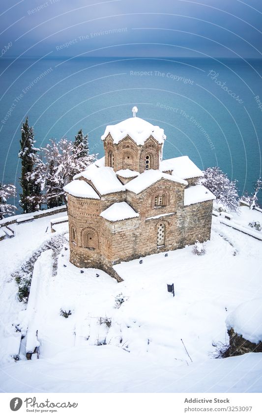 Alte orthodoxe Kirche am Seeufer Ufer Schnee alt Winter kalt Nordmazedonien ohrid Wetter cool antik gealtert Religion Hoffnung Küste Anbetung Architektur