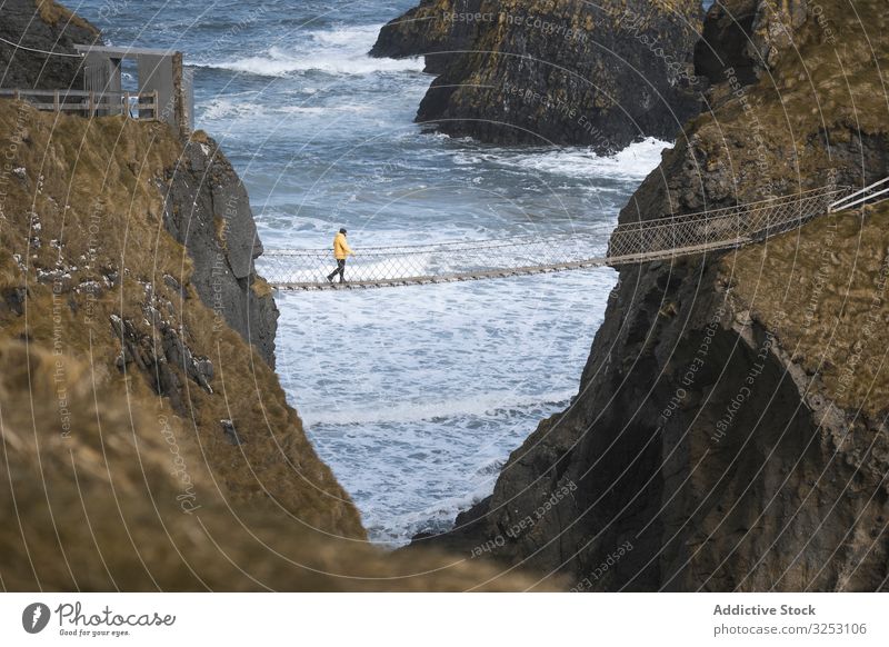 Touristen wandern auf einer Seilbrücke zwischen den Klippen in Nordirland Brücke Felsen MEER Spaziergang Meer Person durchkreuzen Küste Ufer Wasser Landschaft