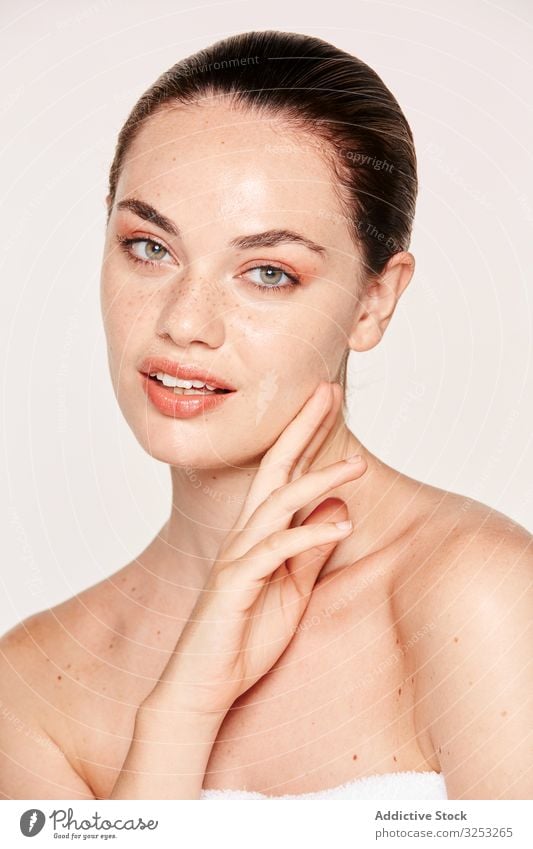 Prachtvolle Frau demonstriert natürliche Schönheit nackt attraktiv hübsch rein berührendes Gesicht Haut Make-up Pose manifestieren reinigen Körper Kosmetik