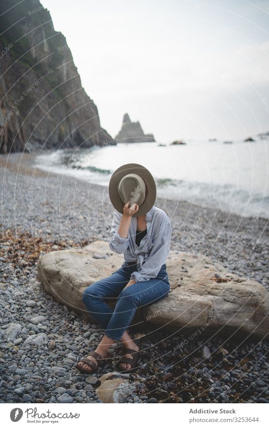 Frau ruht auf Strandstein am Meer MEER Stein Bucht ruhen Wasser Meereslandschaft Küste Ufer Felsen Windstille nachdenken träumend sorgenfrei Tourist genießen