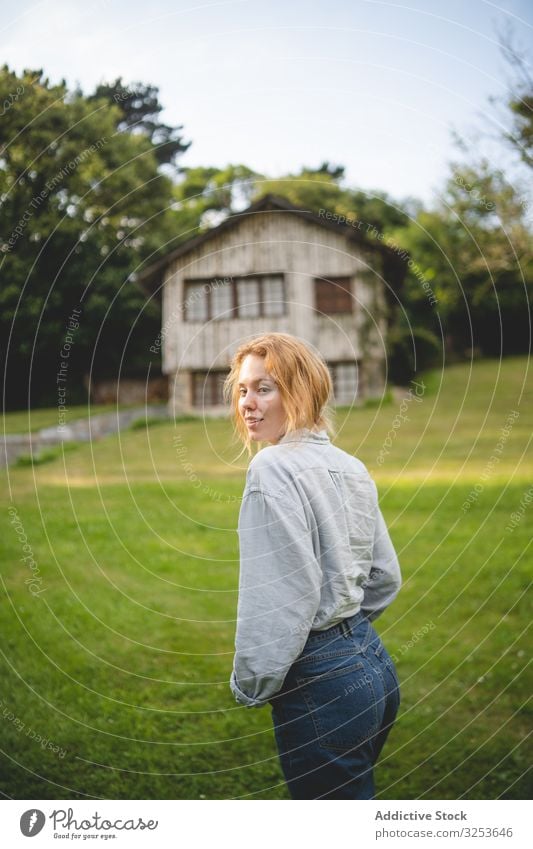 Zufriedene Frau beim Grasspaziergang auf dem Land Landschaft Haus genießen Feld schlendern Wiese Windstille friedlich Inhalt nachdenklich sorgenfrei ländlich