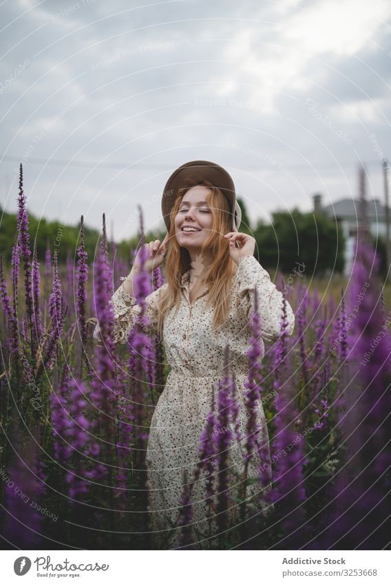 Romantische Frauen im Salvia-Feld Salbei Wiese genießen Salbeiblume Blüte sinnlich romantisch charmant friedlich Angebot Glück zierlich Harmonie sorgenfrei
