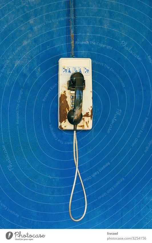 altes Telefon an blauer Wand Dekoration & Verzierung Dorf Fassade Straße Telefongespräch Coolness einzigartig niedlich retro Wandtelefon altehrwürdig