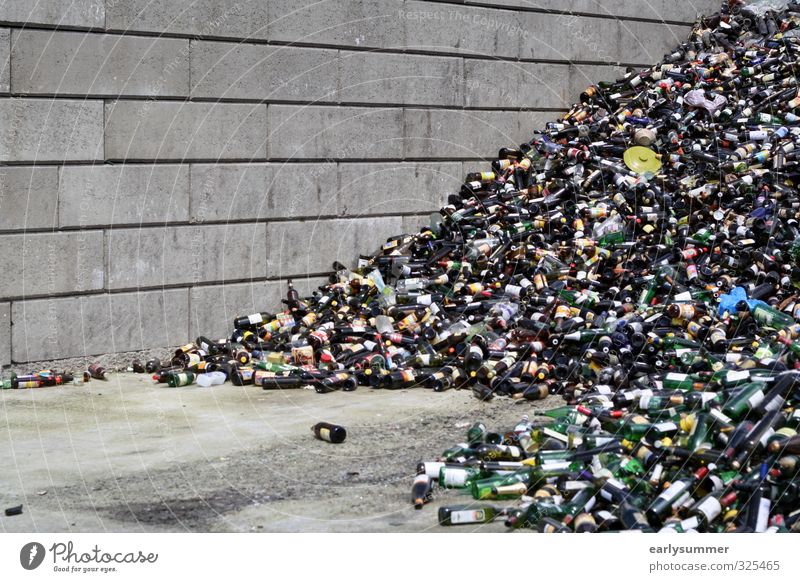 Ein Haufen Glasflaschen Bier Flaschen Altglas Müll Mülldeponie Party aufräumen Alkohol sammeln Recycling Menschenleer Container Umwelt Braunglas Grünglas