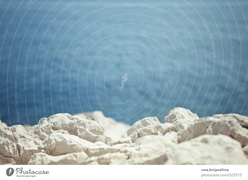 küste Sommerurlaub Meer Umwelt Landschaft Wasser Felsen Wellen Küste Wärme blau Farbfoto Außenaufnahme Nahaufnahme Menschenleer Textfreiraum oben