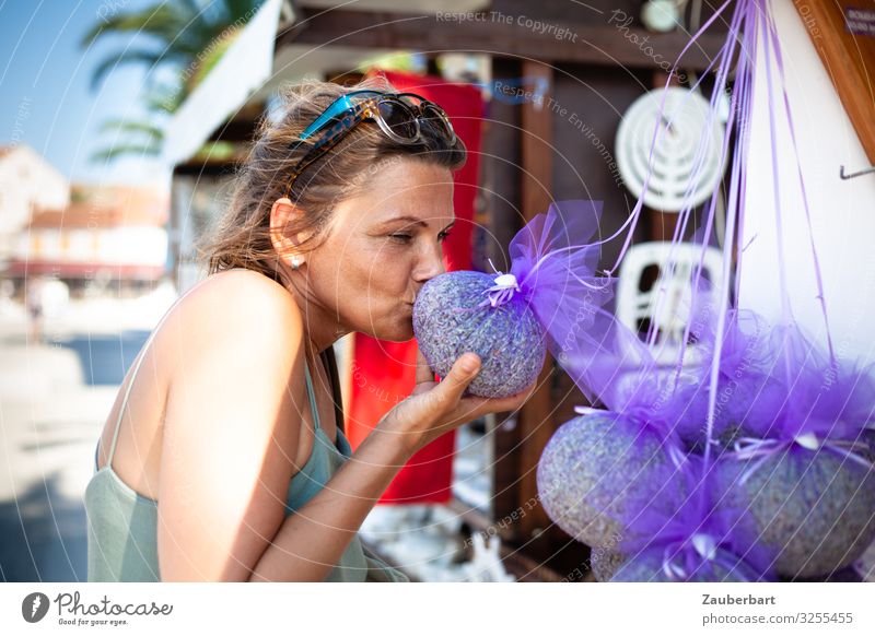 Lavendellove schön Wellness Sinnesorgane Duft Ausflug Sommerurlaub Frau Erwachsene 1 Mensch 30-45 Jahre Sonnenlicht Wärme Sonnenbrille brünett langhaarig kaufen