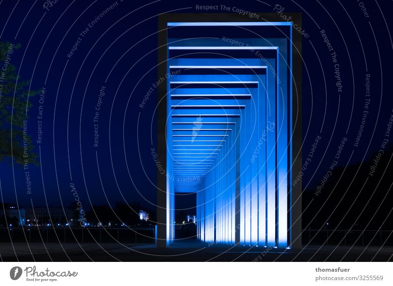 Betontore bei Nacht, blau Tourismus Ferne Nachtleben Kunst Architektur Kultur Schwerin Mecklenburg-Vorpommern Stadt Stadtzentrum Park Platz Tunnel Bauwerk