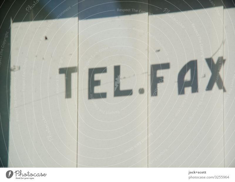 TEL.FAX Design Technik & Technologie Lamellenjalousie Schaufenster Schriftzeichen Streifen Telefon Fax Großbuchstabe Typographie einfach weiß Schutz