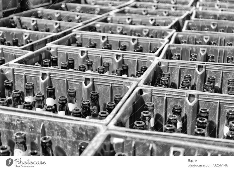viele leere Flaschen wie das Alkoholismus-Konzept Getränk Bier Menschengruppe Kunststoff alt fallen dreckig dunkel groß braun rot schwarz Alkoholsucht Farbe