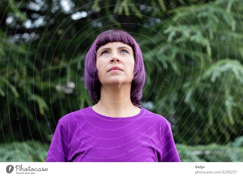 Frau mit lila Haaren und T-Shirt. Feste & Feiern Arbeit & Erwerbstätigkeit Mensch Erwachsene Natur Park bezahlen Sex Freundlichkeit Wut Respekt Farbe gleich
