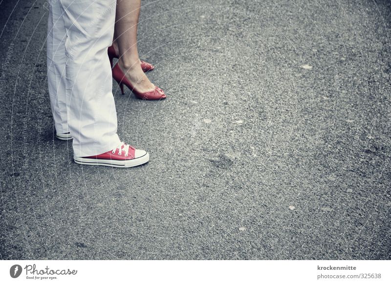 weiss - rot - dress - code Mensch Frau Erwachsene Mann 2 Mode Bekleidung Hose Anzug Schuhe Turnschuh Damenschuhe warten elegant grau weiß Dresscode