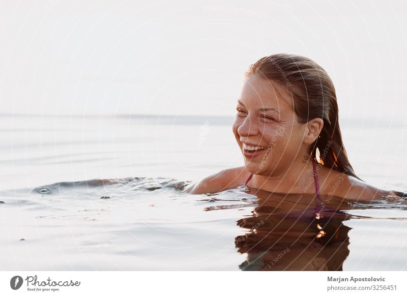 Junge Frau schwimmt und lächelt Lifestyle Freude Ferien & Urlaub & Reisen Tourismus Freiheit Sommer Sommerurlaub Meer Schwimmen & Baden Mensch feminin