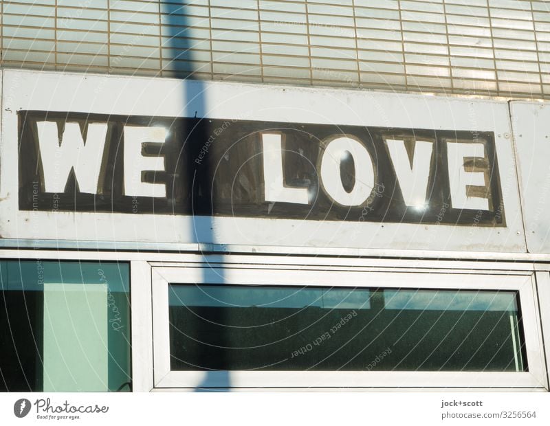 WE LOVE Stil Handel Ladengeschäft Fassade Englisch Großbuchstabe Typographie Liebe eckig Zusammensein trist Optimismus Gastfreundschaft Zufriedenheit Idee