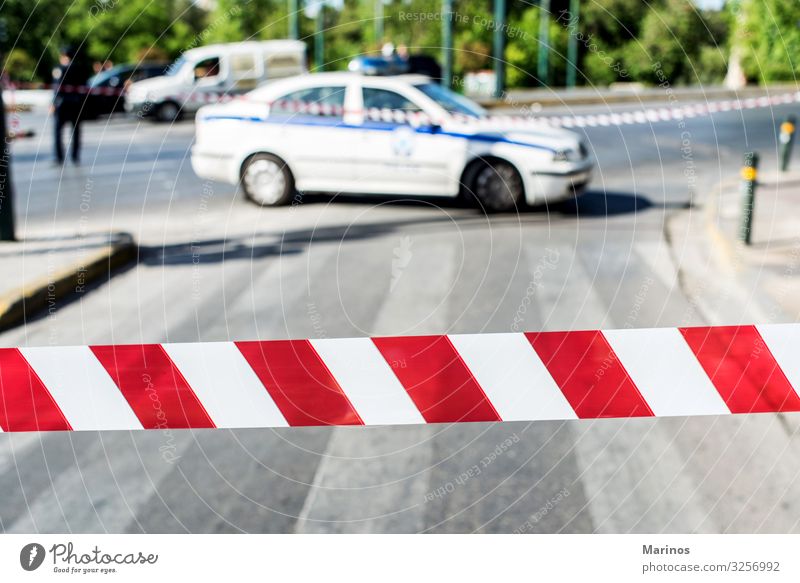 Polizei sperrt den Straßenverkehr Verkehr Verkehrszeichen Verkehrsschild PKW Zeichen Linie Schnur rot weiß Sicherheit Geborgenheit Vorsicht Desaster