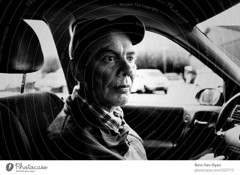 Traumhaftes Porträt Mensch maskulin Senior Leben 1 45-60 Jahre Erwachsene 60 und älter träumen Traurigkeit PKW kutschieren Mütze fahren Schwarzweißfoto