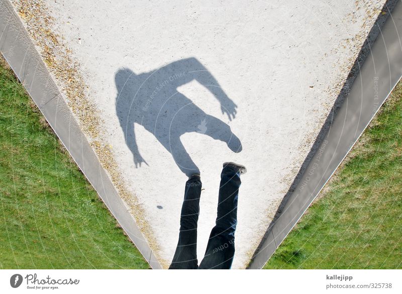 „friedliche“ spaziergänge Schatten Licht & Schatten Mensch Mann dunkel Sonne Hand Silhouette Kontrast schwarz hell Beine Wege & Pfade Ziel strategie Gras Park