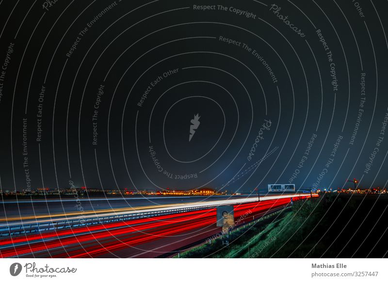 Leuchtspuren von Autolichtern auf der Autobahn Technik & Technologie Luftverkehr Hauptstadt bevölkert Verkehr Verkehrsmittel Verkehrswege Personenverkehr