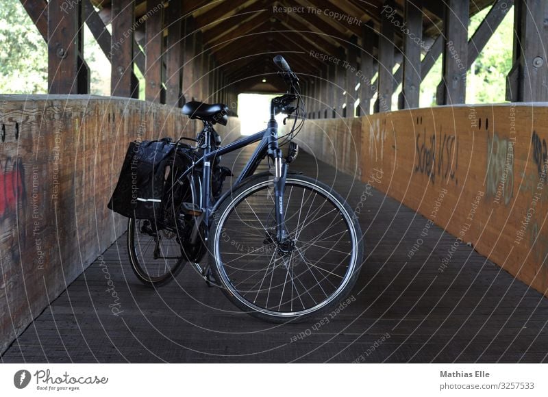 Fahrrad mit Gepäcktaschen in Holzbrücke Schönes Wetter Hütte Brücke Verkehr Personenverkehr Fahrradfahren Metall Ferien & Urlaub & Reisen blau braun grün Stadt