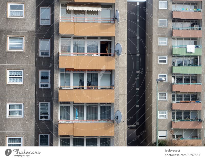 Alles nur Fassade Plattenbau Stadthaus Sozialer Brennpunkt Balkon Fenster Satellitenantenne authentisch eckig trist Verschwiegenheit modern Schutz Symmetrie