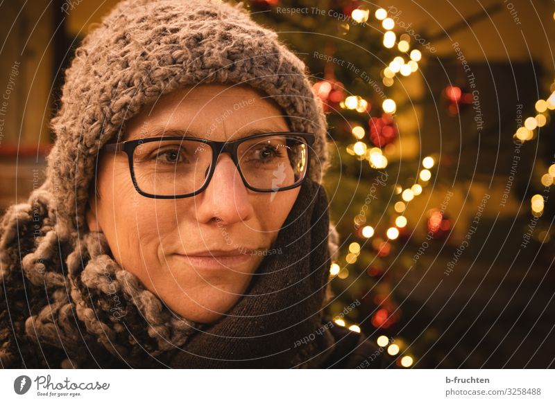 Frau auf Weihnachtsmarkt Veranstaltung ausgehen Feste & Feiern Weihnachten & Advent Silvester u. Neujahr Erwachsene Gesicht 1 Mensch 30-45 Jahre Schal Mütze