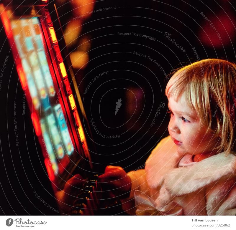 Novoline Kindererziehung Unterhaltungselektronik Mädchen 1 Mensch 3-8 Jahre Kindheit blond leuchten Spielen gelb rot schwarz Spielautomat Sucht Spielsucht