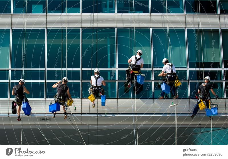 Team von kletternden Arbeitern auf Bürohaus Fassade alpinismus arbeit arbeiter ausrüstung büro dienstleistung extrem fassade fenster gebäude gefahr gefährlich