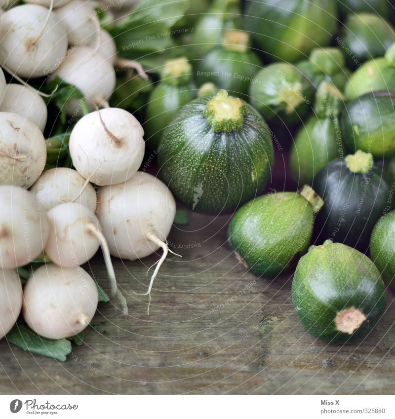Gemüse Lebensmittel Ernährung Bioprodukte Vegetarische Ernährung Diät frisch Gesundheit lecker Zucchini Mairübchen Rübchen Rüben Kürbis Wochenmarkt Gemüsemarkt
