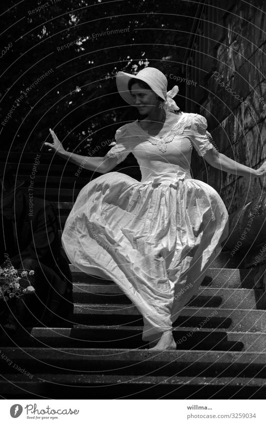 Frau in nostalgischem Brautkleid und Hut geht barfuß eine Treppe hinunter - Herzdame feminin schön Barfuß elegant Anmut Lächeln Fröhlichkeit Freude Überraschung
