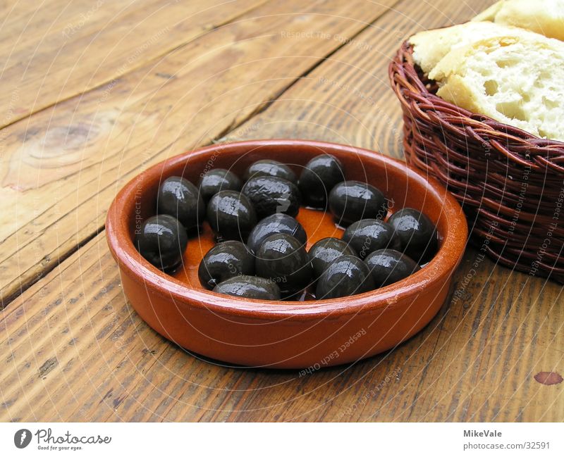 Olive an Brot Oliven Baguette rustikal Tisch Vorspeise Tapa kalt Ernährung Vegetarische Ernährung