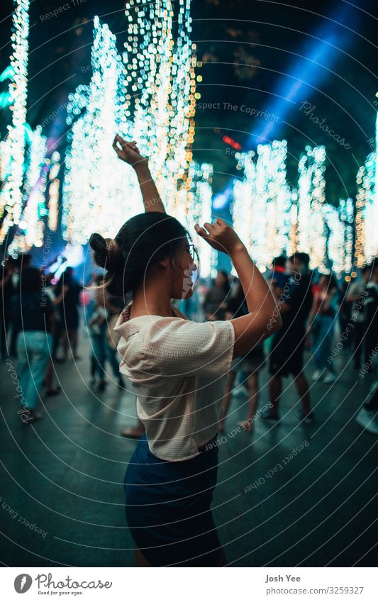 tanzen Mensch feminin Körper 1 Stadt Stadtzentrum trendy schön einzigartig blau Stimmung Macht Tatkraft Farbfoto mehrfarbig Außenaufnahme Nacht Licht Unschärfe