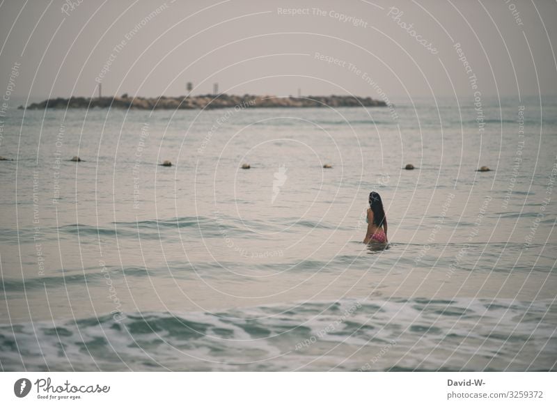 Frau gleitet ins offene Meer gleiten Absperrung Sicherheit gefahr alleine schwimmen ruhe genießen