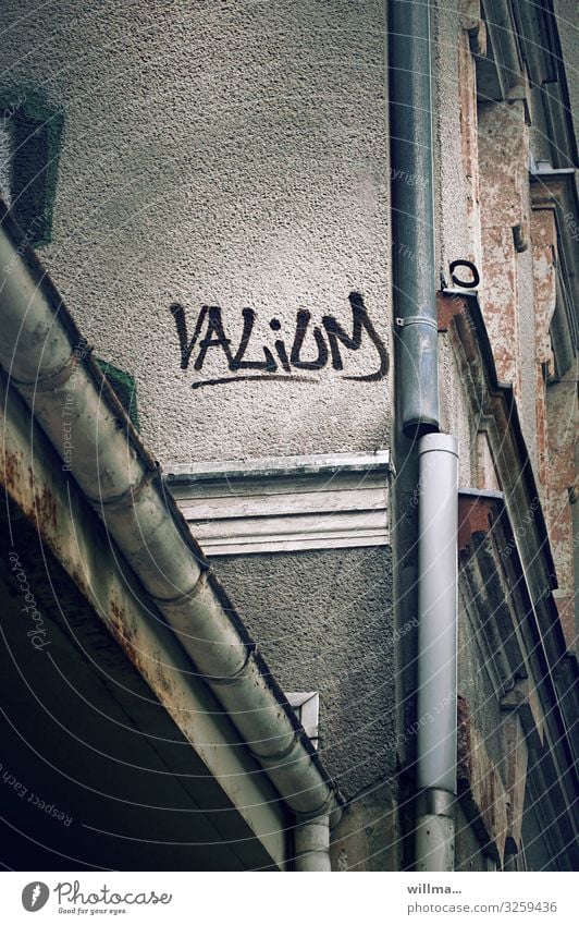 Valium, Graffiti an Hauswand Wand Text Wort Diazepam Medikament beruhigend Angstzustände Therapie psychoaktiv Abhängigkeit Rauschmittel Schlafmittel Sucht