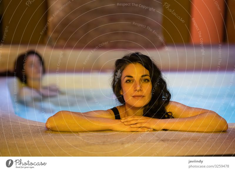 Zwei Frauen im arabischen Bad Hammam in Granada Lifestyle Reichtum schön Behandlung Erholung Spa Sauna Schwimmbad Freizeit & Hobby Dekoration & Verzierung