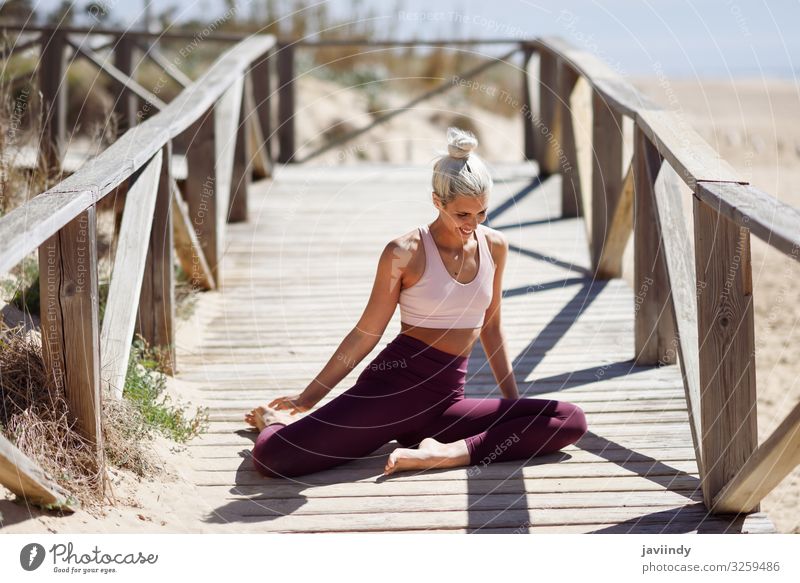 Kaukasische blonde Frau, die Yoga am Strand praktiziert. Lifestyle schön Körper Erholung Meditation Sommer Meer Sport Arbeit & Erwerbstätigkeit Mensch feminin