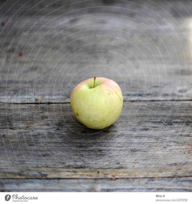 einfach Lebensmittel Apfel Ernährung Bioprodukte Vegetarische Ernährung frisch Gesundheit klein lecker saftig sauer süß Apfelstiel Holztisch einzeln 1 Farbfoto