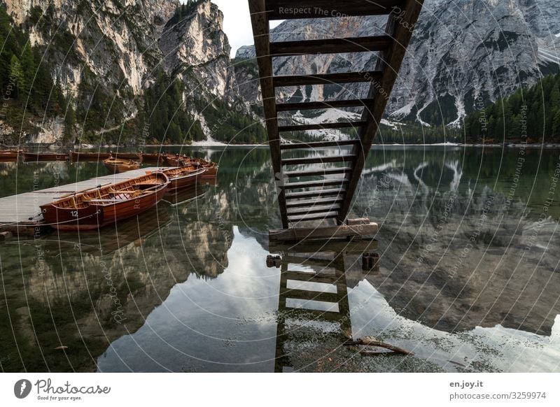 Wassermangel Ferien & Urlaub & Reisen Tourismus Ausflug Abenteuer Berge u. Gebirge Umwelt Natur Landschaft Herbst Alpen Seeufer Pragser Wildsee Italien Südtirol