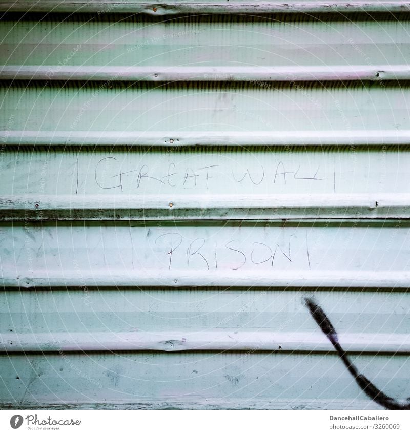Mauerpolitik... Architektur Wand Metall Schriftzeichen Graffiti Armut Freiheit Gesellschaft (Soziologie) Hoffnung Krise Perspektive Politik & Staat Trennung