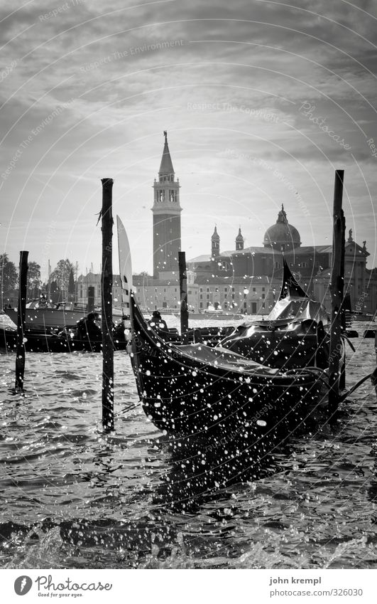 Wenn die Gondeln Trauer tragen Wasser Wassertropfen Wellen Küste Venedig Italien Hafenstadt Altstadt Kirche Gebäude Turm Sehenswürdigkeit Passagierschiff