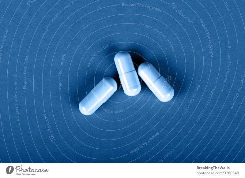 Nahaufnahme von drei Gel-Cap-Pillen auf blauem Hintergrund Gesundheit Gesundheitswesen Behandlung Alternativmedizin Gesunde Ernährung Rauschmittel Medikament