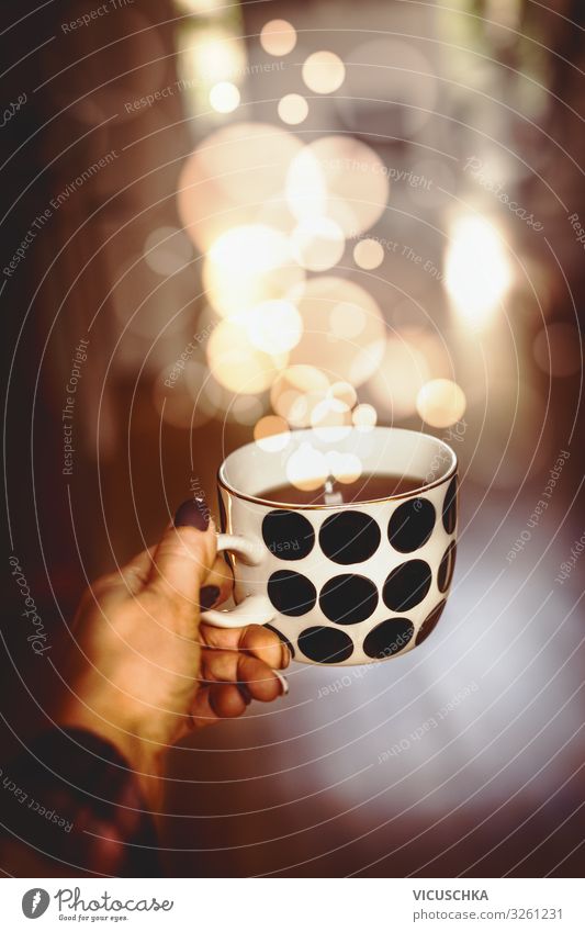 Hand haltet Tasse mit heißem Getränk und BokeH Lebensmittel Heißgetränk Kakao Kaffee Tee Lifestyle Design Häusliches Leben Weihnachten & Advent Frau Erwachsene