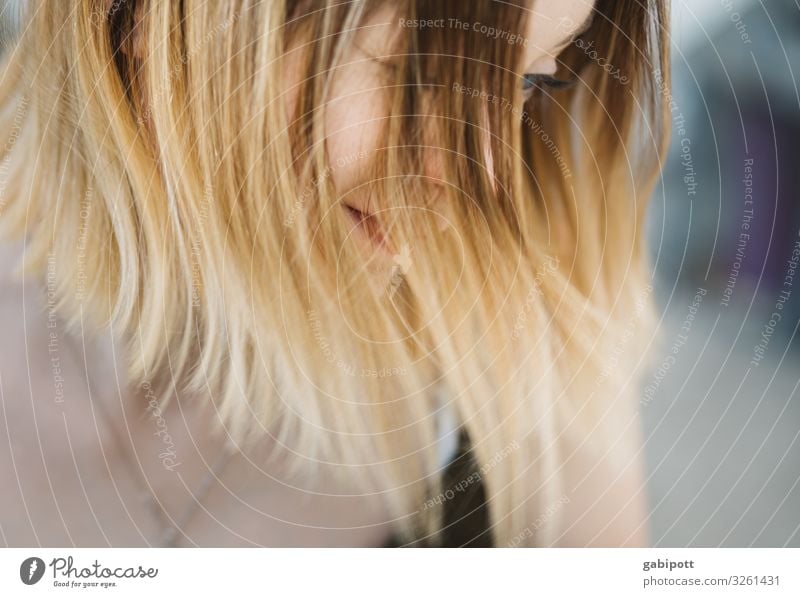 Blick nach unten Mensch feminin Junge Frau Jugendliche Erwachsene Haare & Frisuren 1 18-30 Jahre blond langhaarig Denken Einsamkeit Enttäuschung Gefühle Leben