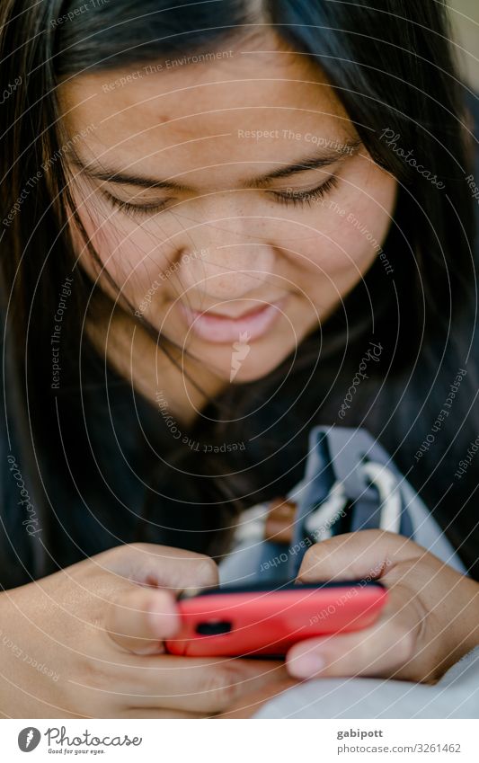 verloren | im world wide web Mensch feminin Junge Frau Jugendliche Erwachsene Leben 1 lesen Kommunizieren Perspektive Chatten Tippen Handy rot Mobilfunk